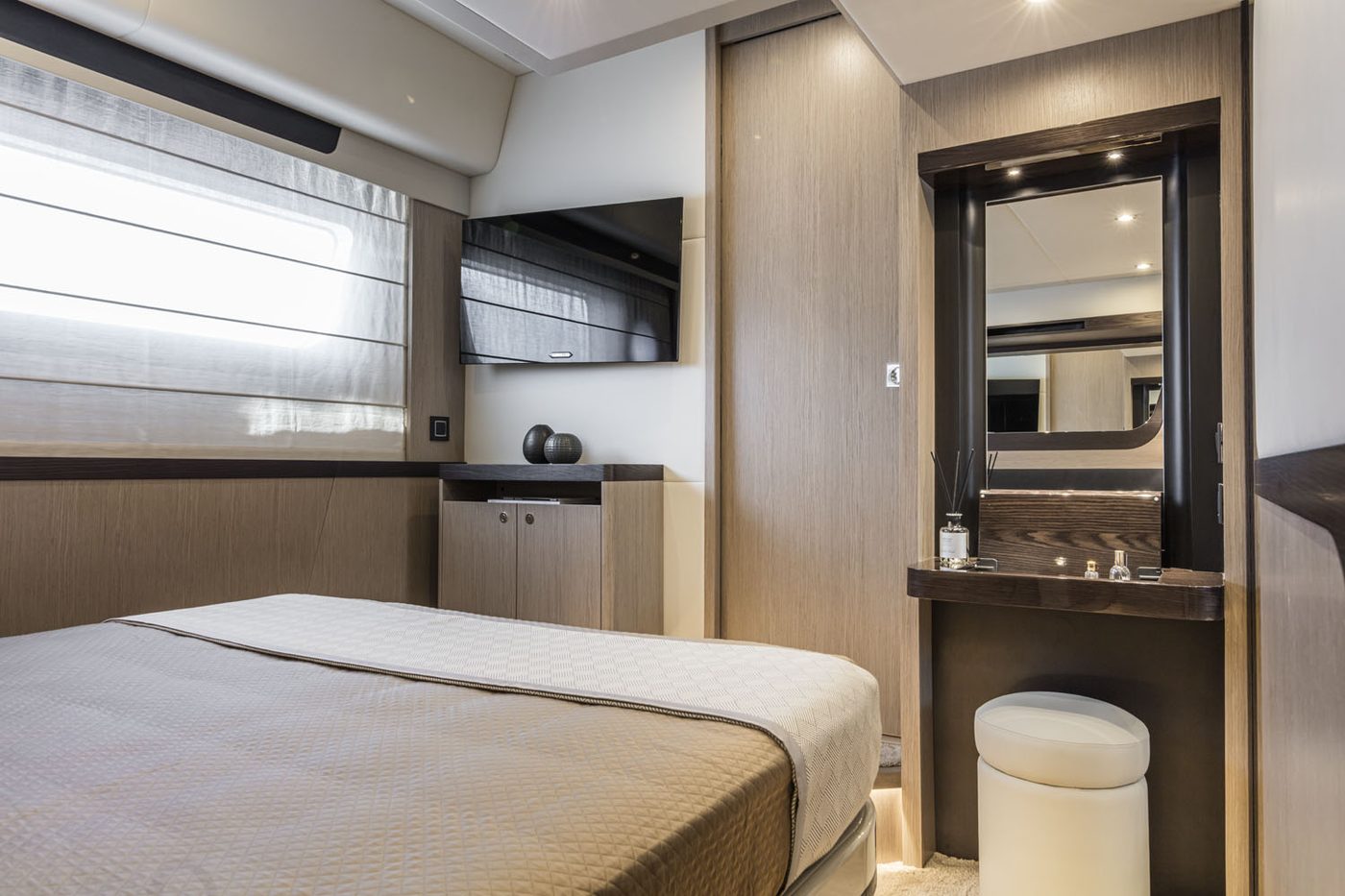 Absolute 47 FLY interior
