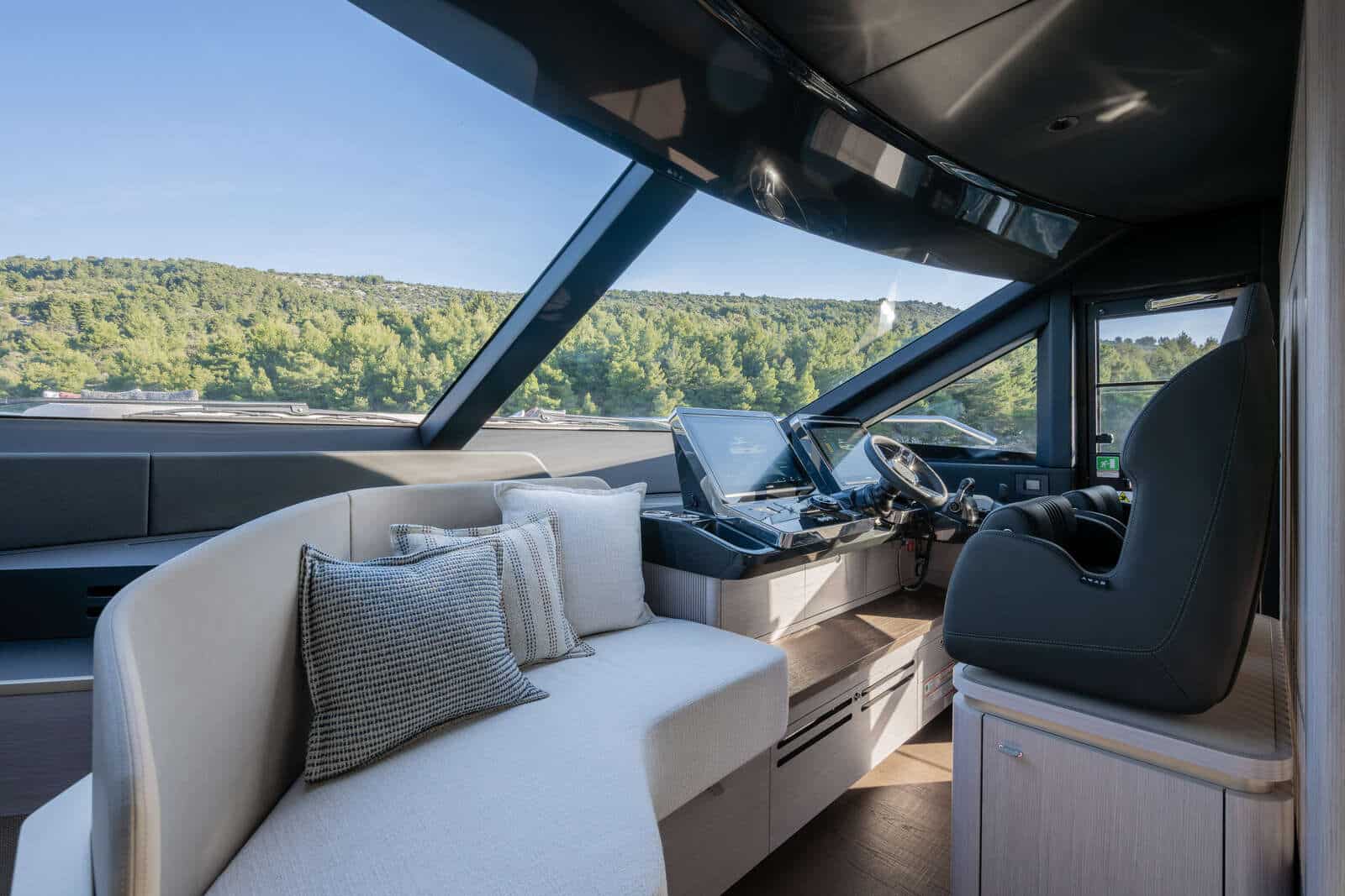 Absolute 70 FLY interior