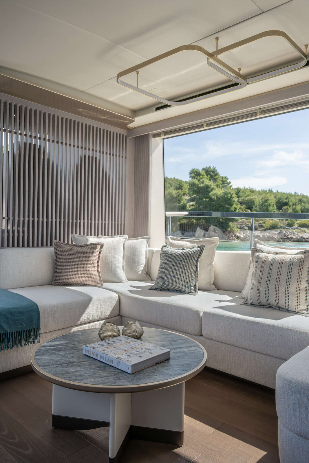 Absolute 70 FLY interior